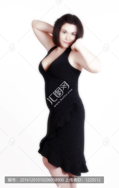 黑色禮服的女人