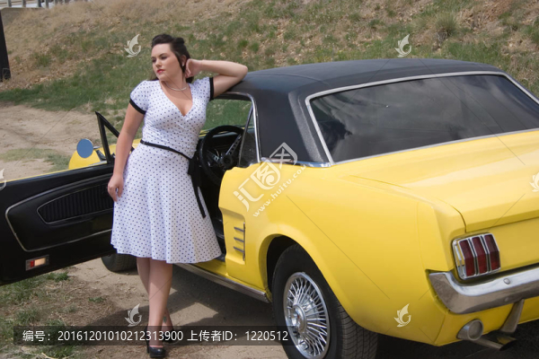 女孩與經(jīng)典汽車