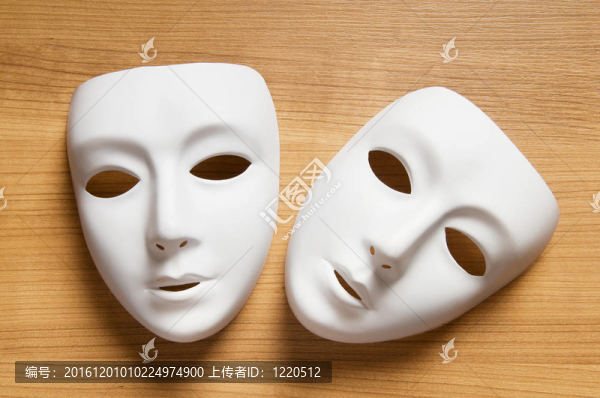 劇場概念與白色塑料面具