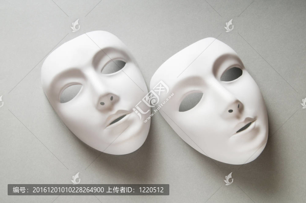 劇場概念與白色塑料面具