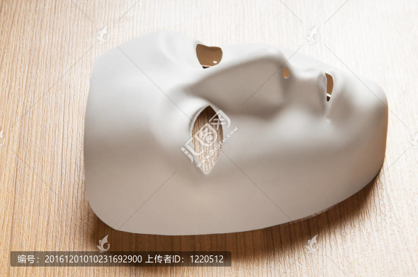 劇場概念與白色塑料面具