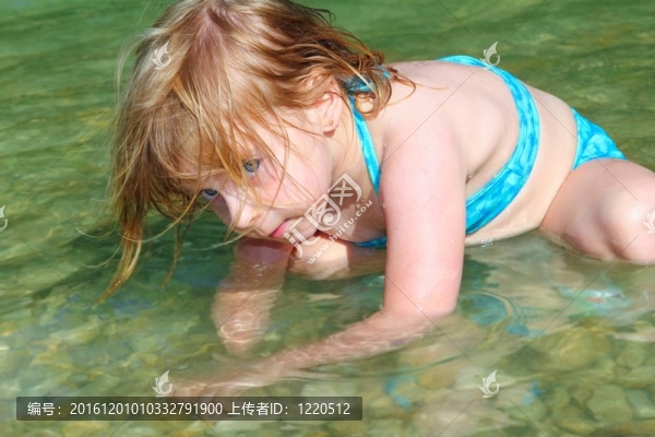 金發(fā)女孩在萊克里弗游泳