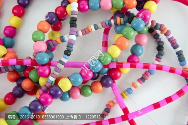 多彩的木項鏈白色的白色