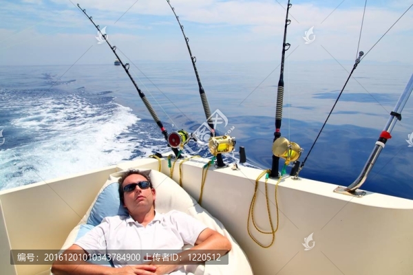 水手在船上釣魚