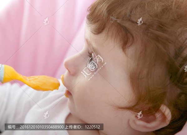 媽媽喂養(yǎng)嬰兒黃色勺子-匯圖網(wǎng) www.fosd68.com 媽媽喂養(yǎng)嬰兒黃色勺子