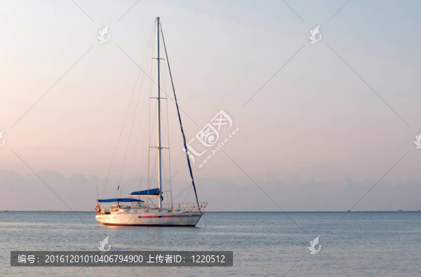 游艇在海上航行