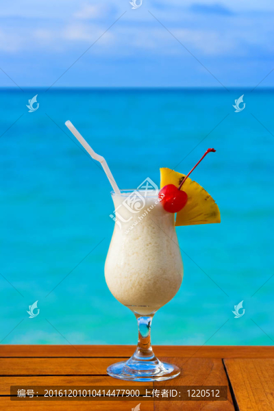 海灘咖啡桌上的牛奶雞尾酒