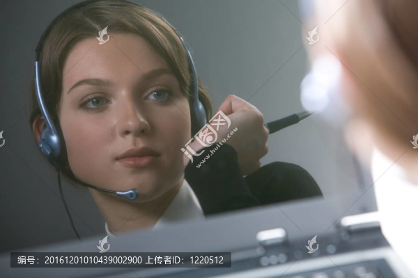 看著顯示器