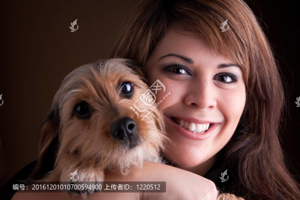 女人和她的寵物狗