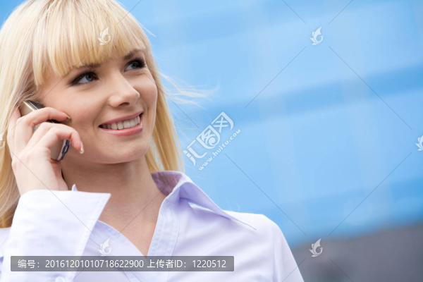 打電話的女人