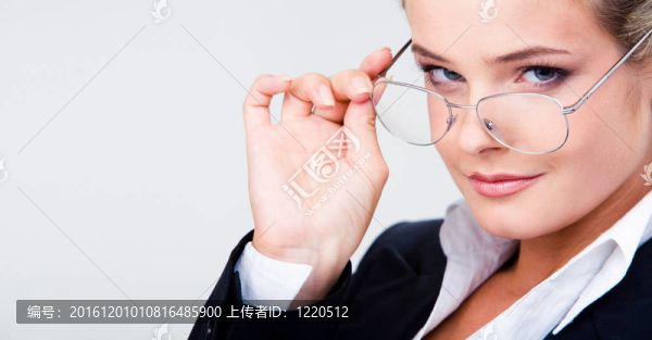 女性看
