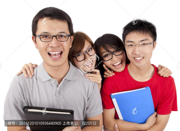 四個(gè)快樂的同學(xué)站在一起開心地笑著，看著白色背景上的相機(jī)。