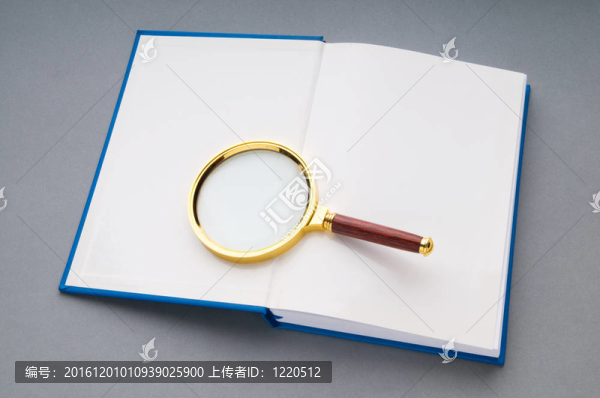 放大鏡在書堆上