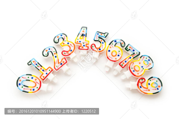 白色背景上的生日蠟燭
