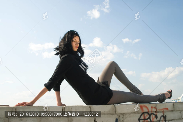 屋頂上的年輕女人