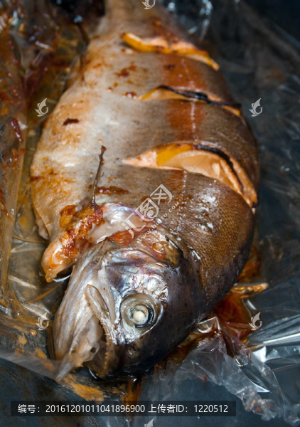 烤鱒魚。