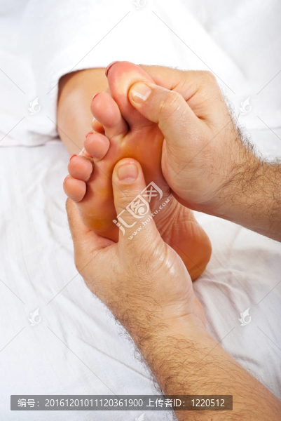 衛(wèi)生工作者給腳底按摩