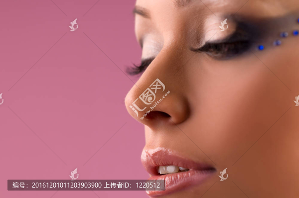 在紫色背景的工作室