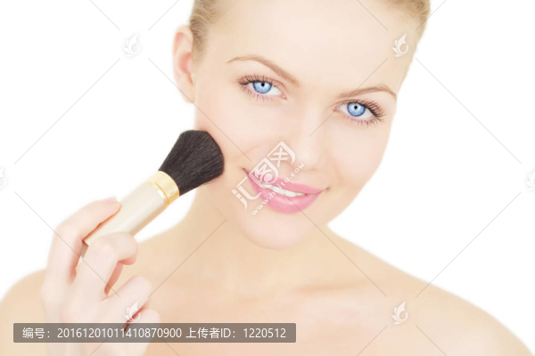 年輕的女人用腮紅孤立在白色背景