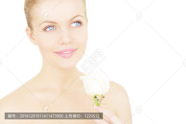 美麗的女孩拿著白色的玫瑰