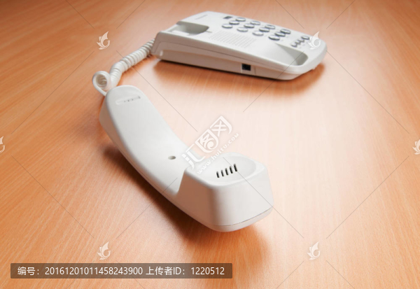 平板表面上的白色辦公電話