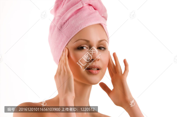 女人用毛巾在他的頭上