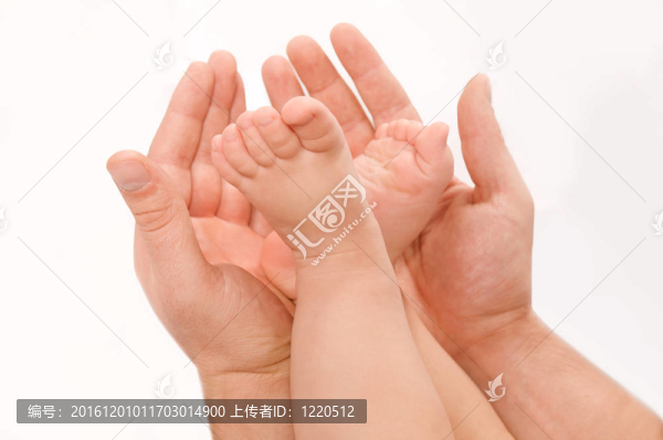 人的手和兒童的腳