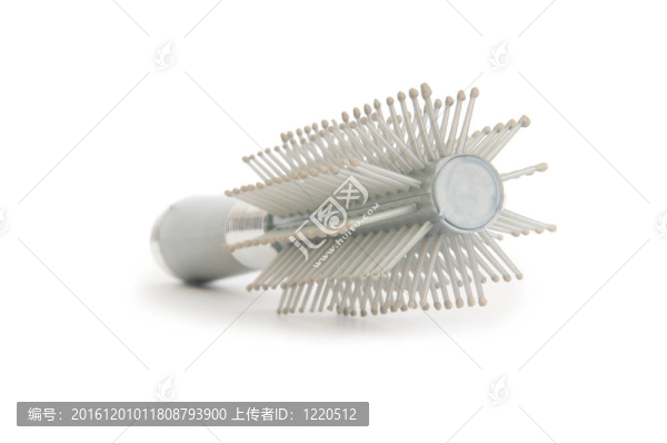 白色背景上的灰梳子