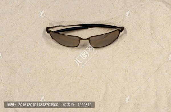 海灘上的太陽(yáng)眼鏡。
