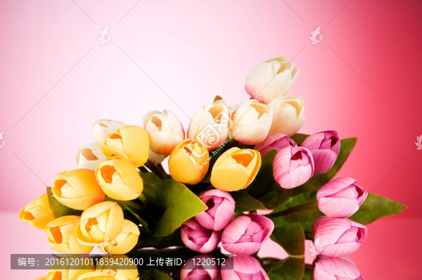 桌上五顏六色的郁金香花束