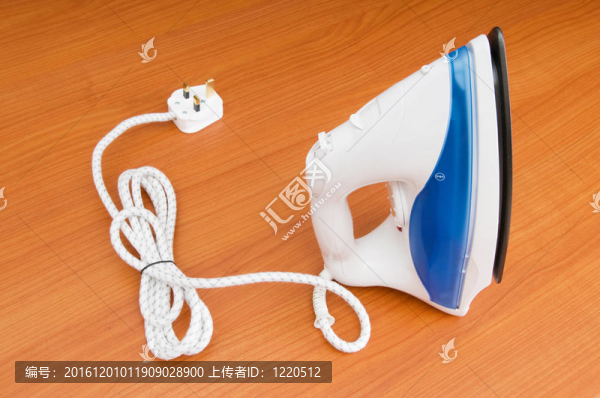 木制背景上的現(xiàn)代電熨斗