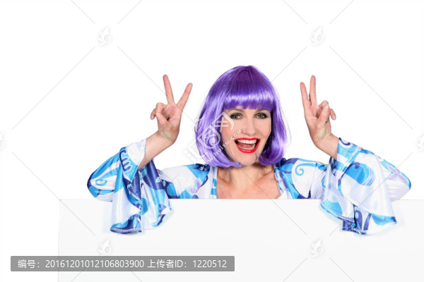 用紫色假發(fā)擺姿勢的女人