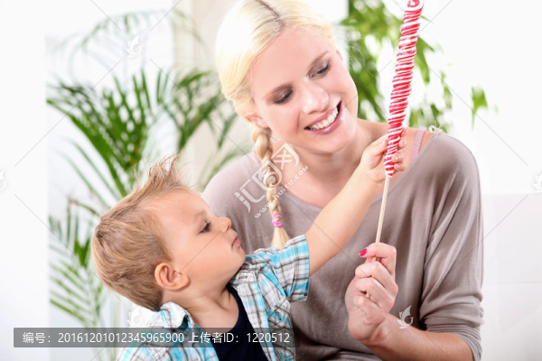 年輕漂亮的母親給她兒子lollipop