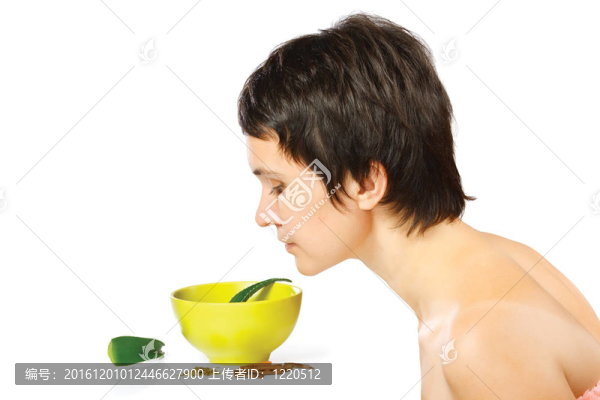 年輕女子用蘆薈放松水療