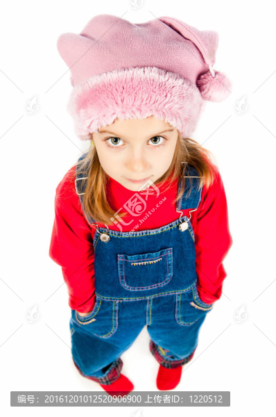 在帽子里的小女孩