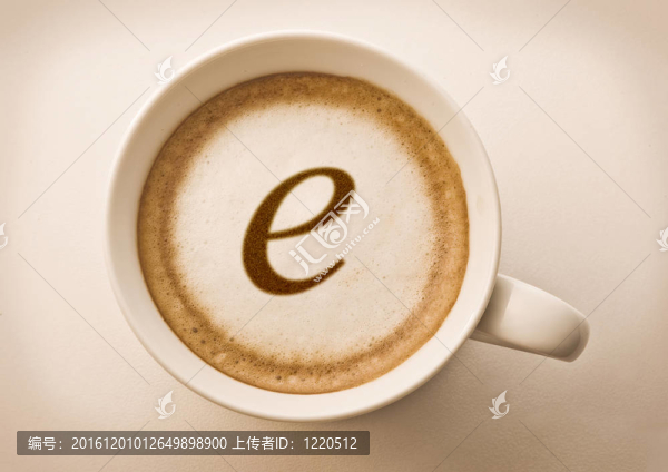 字母E在拿鐵咖啡