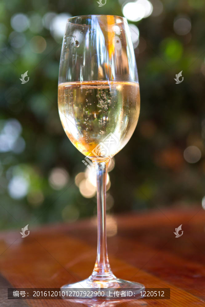 Winerey拿著酒杯