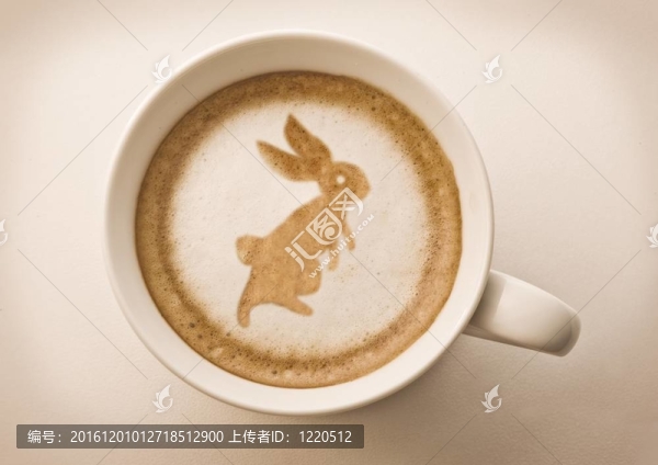在拿鐵咖啡杯的兔子