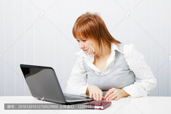 面帶微笑的女孩帶著筆記本