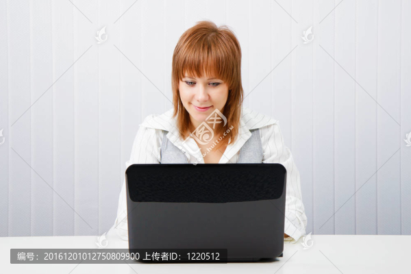 帶筆記本電腦的女孩