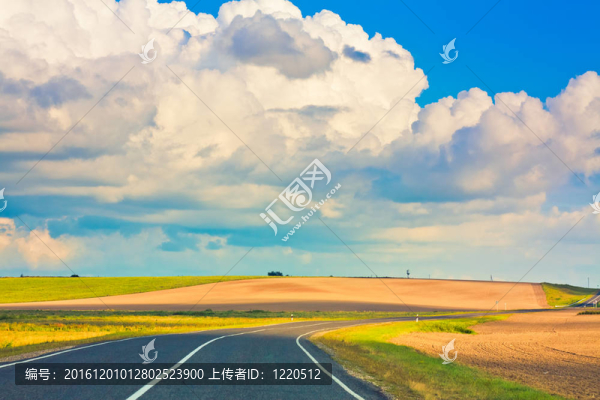 空彎的道路；藍(lán)天