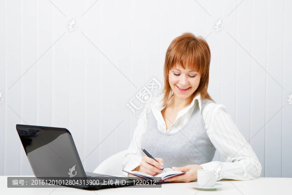 微笑迷人的女孩帶著一本筆記本