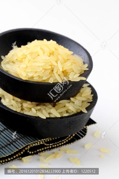 木質(zhì)板上的生大米