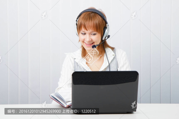 帶筆記本電腦耳機的女孩