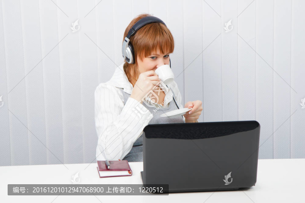 女人喝咖啡