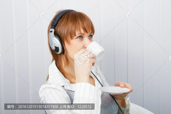 女孩喝咖啡