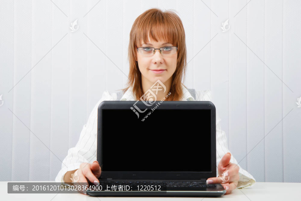 女孩展示了筆記本電腦