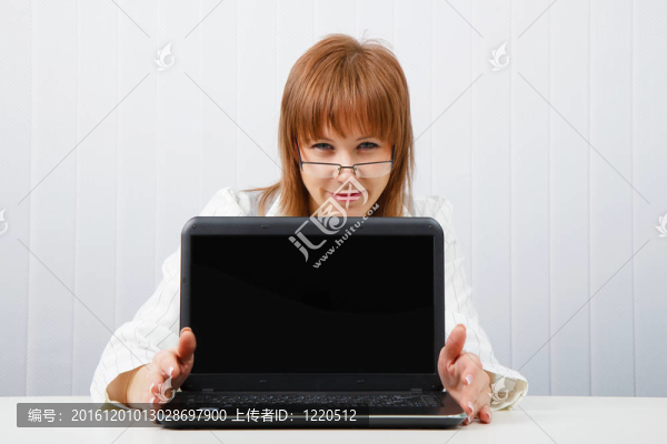 女孩展示了筆記本電腦