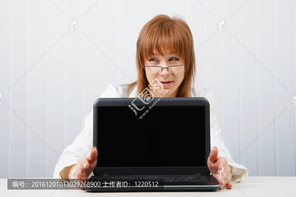 女孩展示了筆記本電腦
