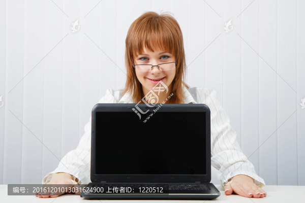 女孩展示了筆記本電腦